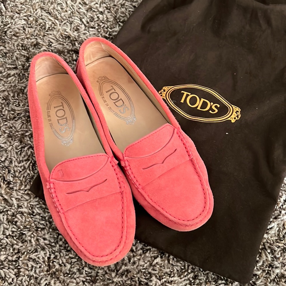 Tod’s women shoes. Size 35.5 suit for 36-36.5. Color pink. Material is leather.
